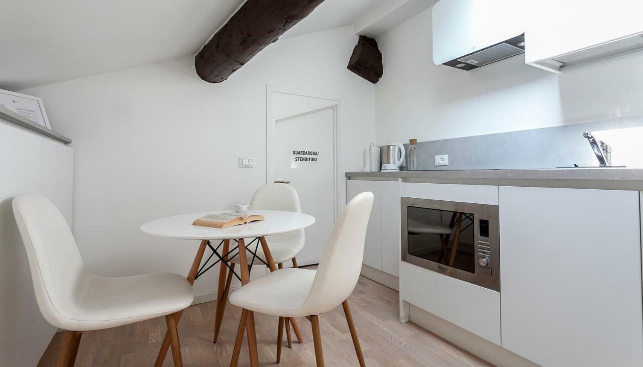Italianway-Volta Apartment Milan Bagian luar foto