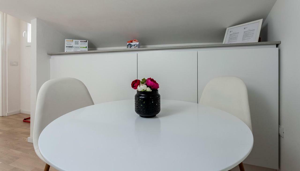 Italianway-Volta Apartment Milan Bagian luar foto