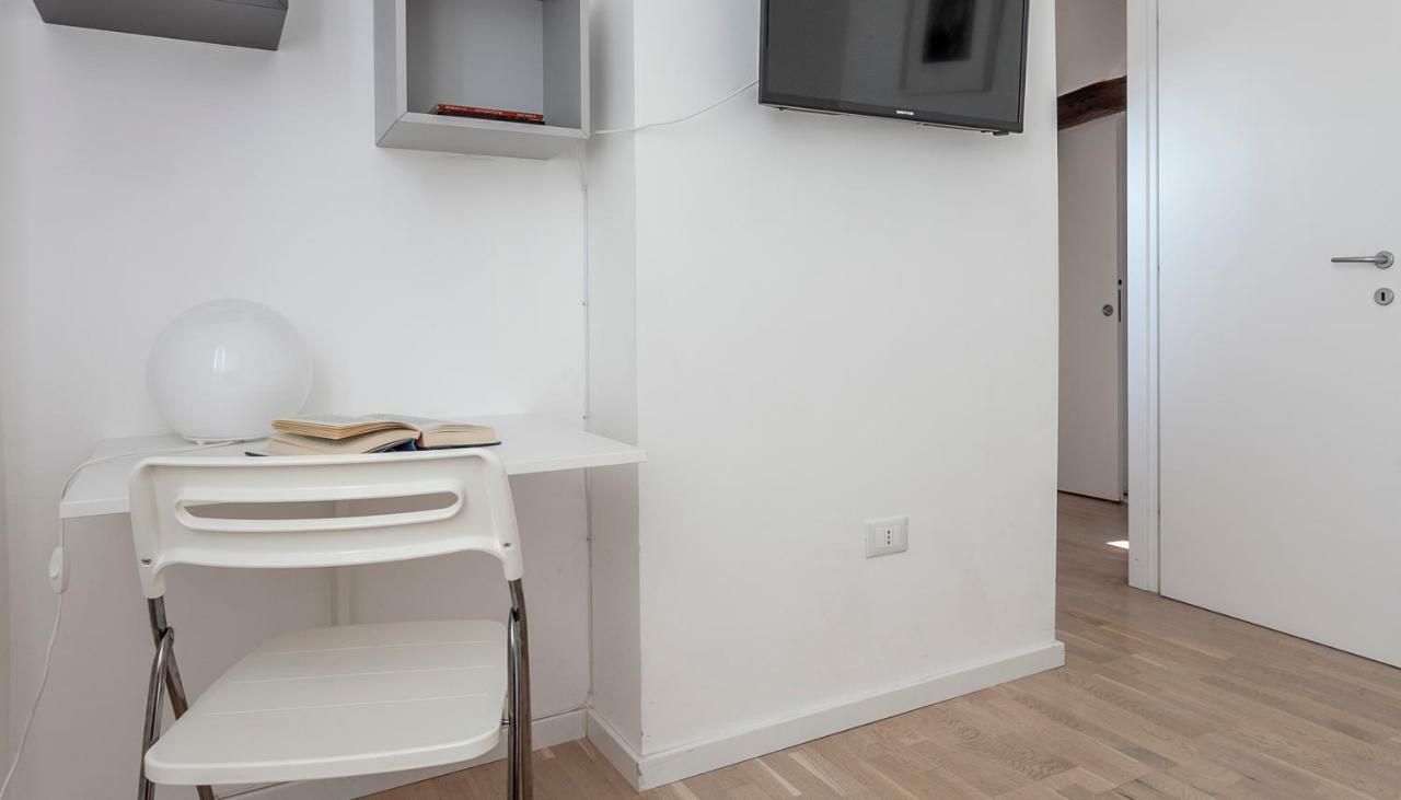 Italianway-Volta Apartment Milan Bagian luar foto